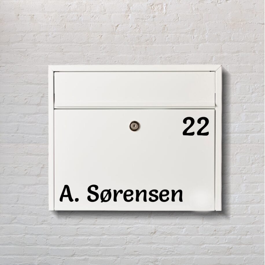 Postkasselabel: Efternavn og husnummer. Fra 25 kr.